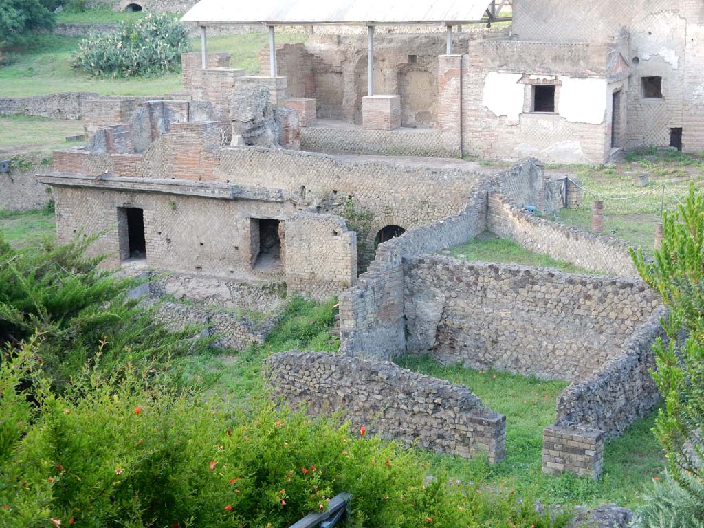 VII.16.a Pompeii. May 2015. Looking towards rooms in north-west corner. Photo courtesy of Buzz Ferebee.

