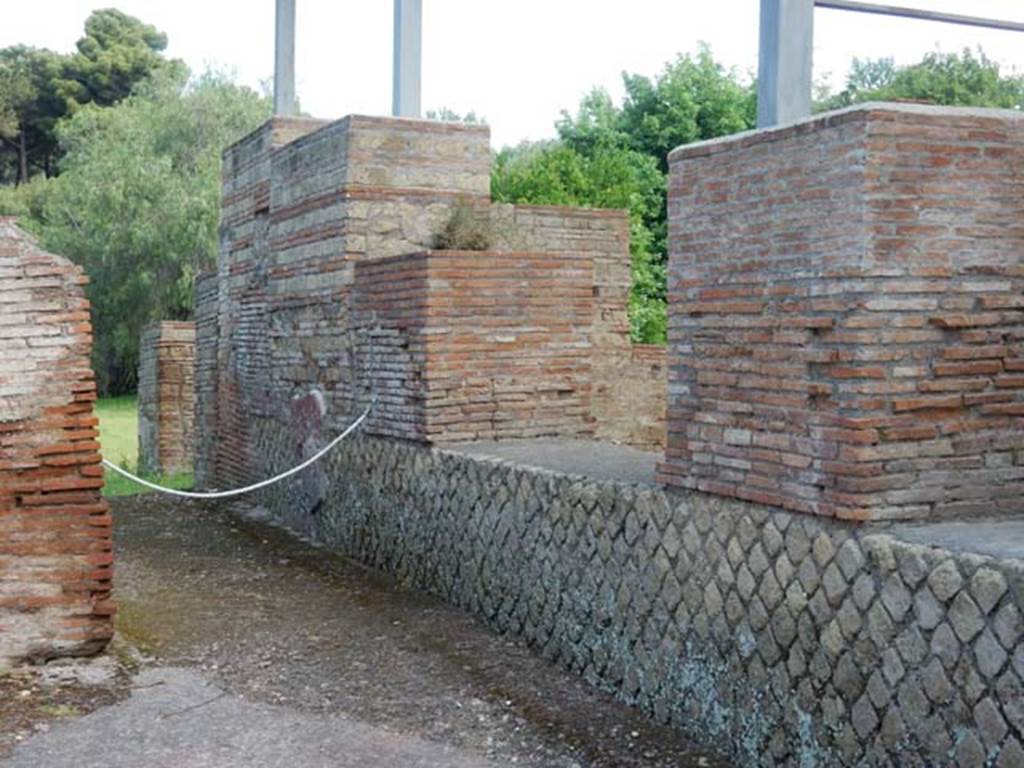 VII.16.a Pompeii. September 2019. Looking north-east towards room 2 - the hot pool
Photo courtesy of Klaus Heese.
1391 Pompeji - Terme Suburbane - Natatio (überdacht). September 2019.
