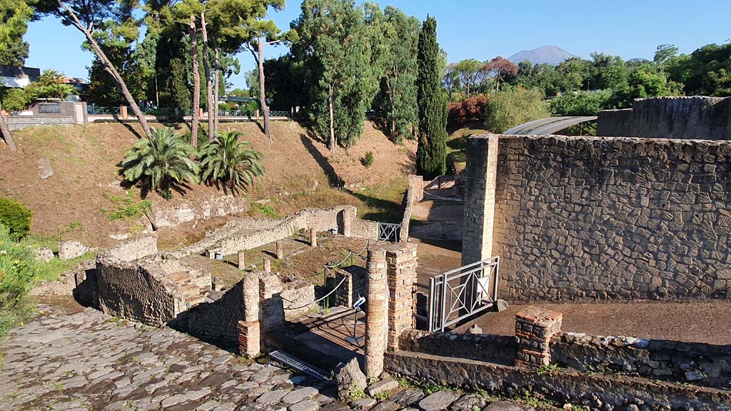 VII.16.a Pompeii. October 2020. Looking east across courtyard towards entrance to Corridor B, on right. Photo courtesy of Klaus Heese.