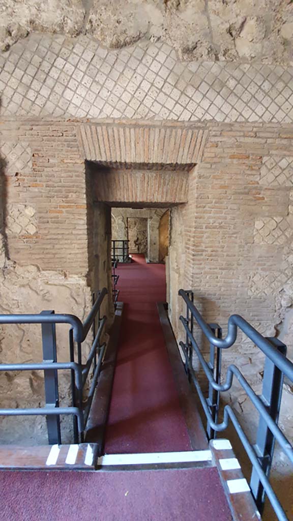 VII.16.a Pompeii. July 2021. Doorway from room 5 to room 4, looking north into calidarium. 
Foto Annette Haug, ERC Grant 681269 DÉCOR.
