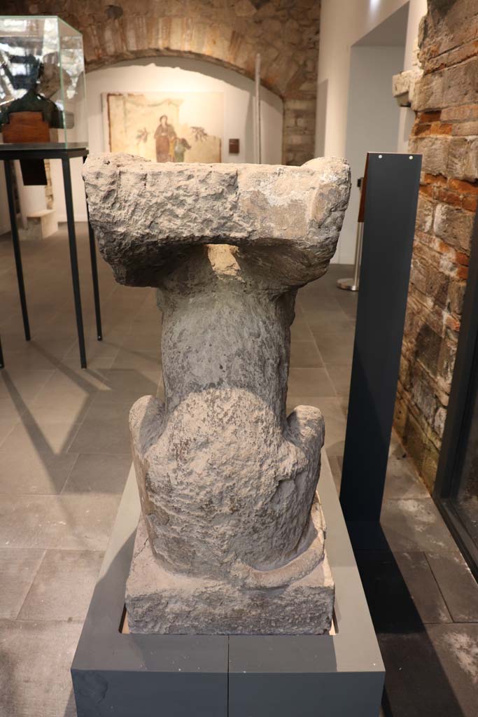 VIII.1.4 Pompeii. February 2021. 
Rear of tufa sphynx-shaped tombstone, re-used as a kerbstone, found at the farm of Fondo Prisco, Boscoreale.
Photo courtesy of Fabien Bièvre-Perrin (CC BY-NC-SA).
