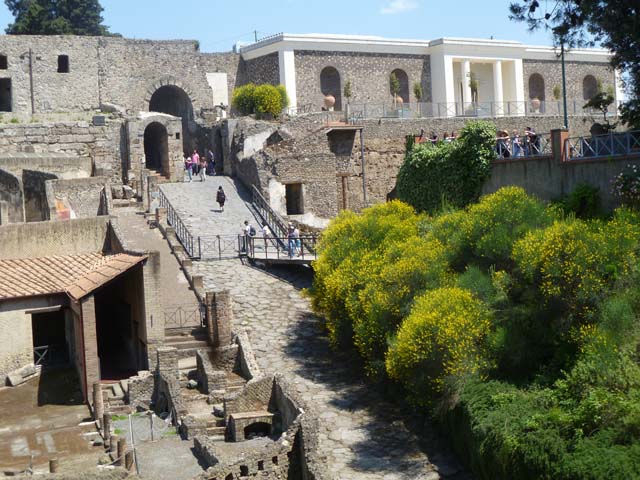 VIII.1.a Pompeii.  December 2004. Villa Imperiale and with Antiquarium Museum (no longer used) above.  