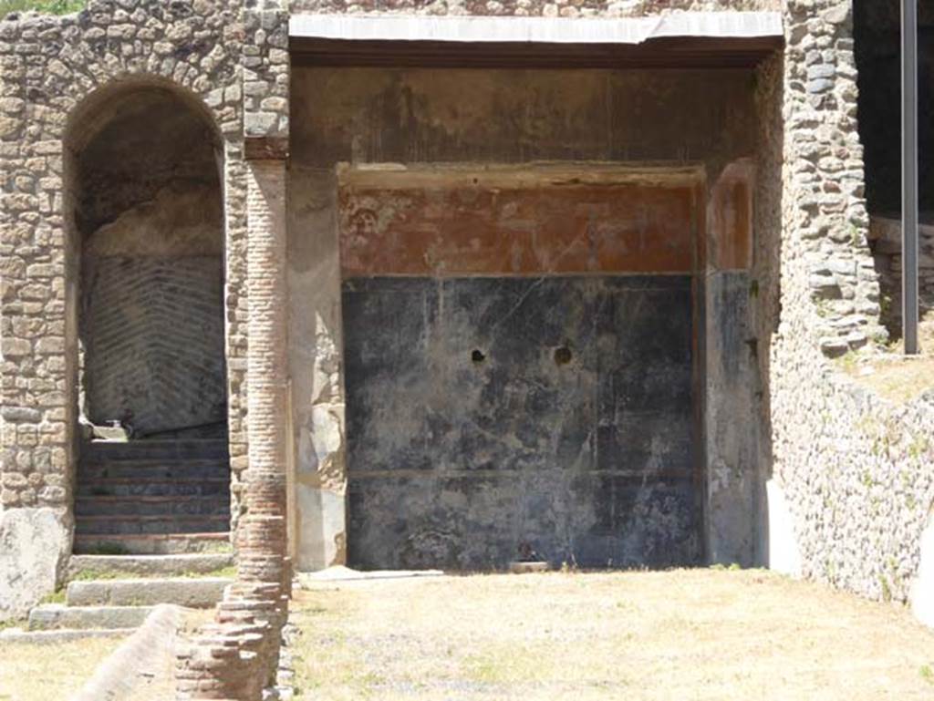 VIII.1.a, Pompeii. June 2017. Detail of painted decoration on north wall at end of portico. Photo courtesy of Michael Binns.
