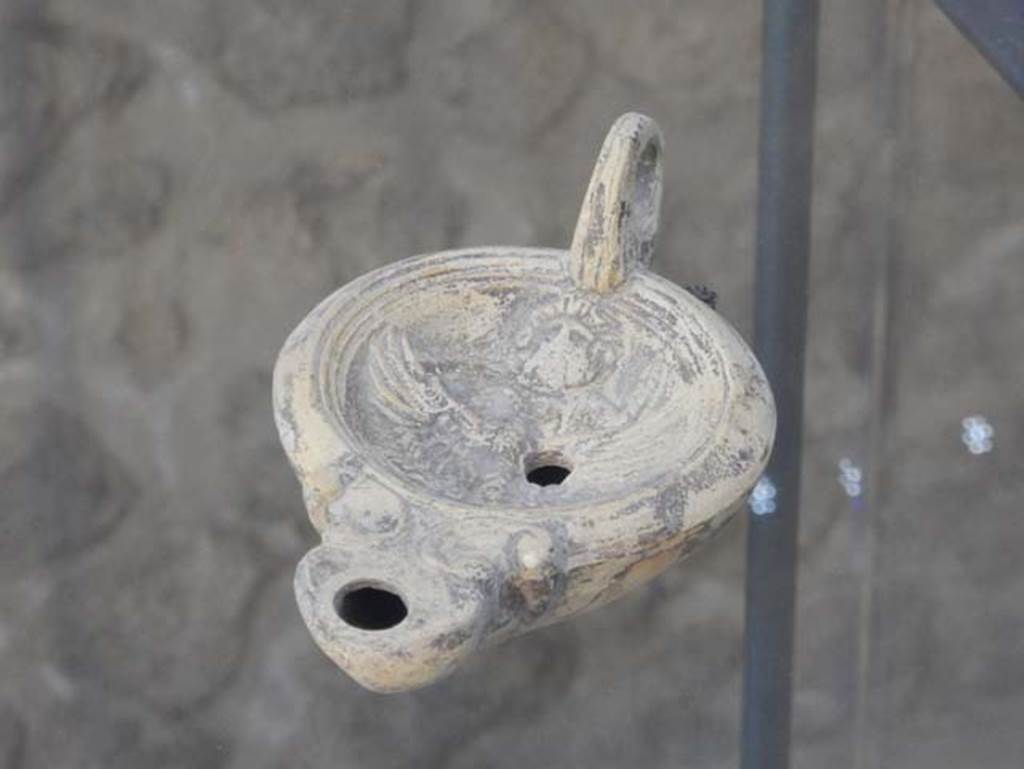 On display in Championnet complex Pompeii. May 2018. Terracotta lamp with figure. Zeus with eagle?
Photo courtesy of Buzz Ferebee.
