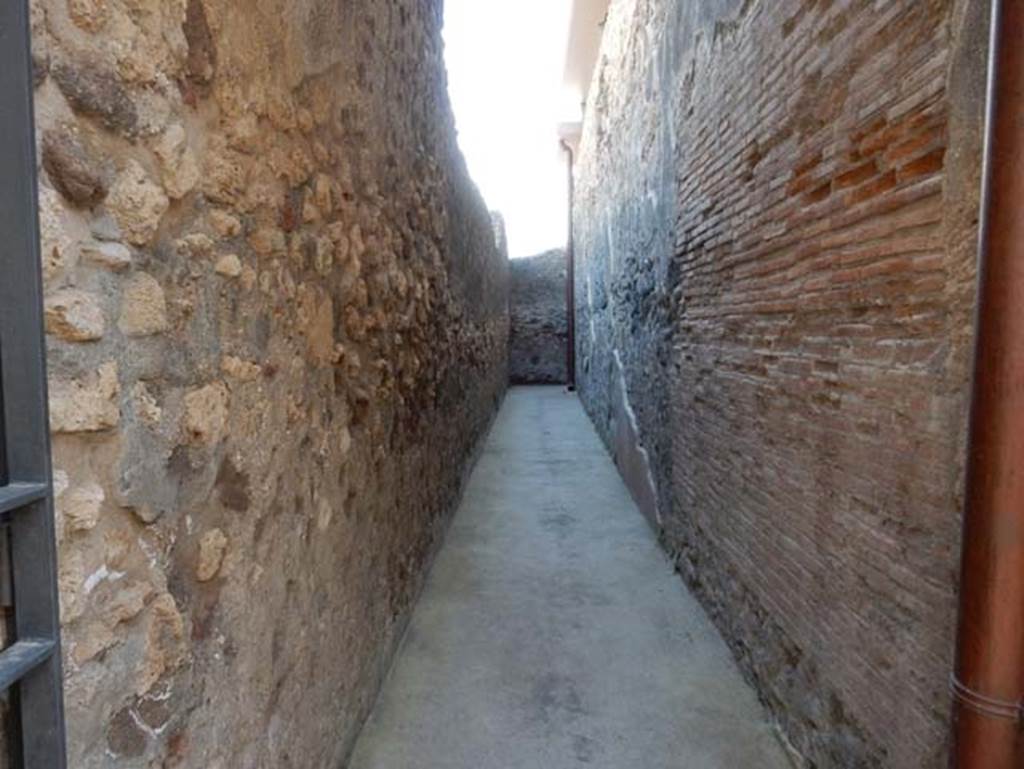 VIII.2.2 Pompeii. May 2018. Looking south from entrance doorway. Photo courtesy of Buzz Ferebee.