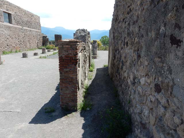 VIII.2.3 Pompeii. May 2018. Looking south along west portico of peristyle. Photo courtesy of Buzz Ferebee.