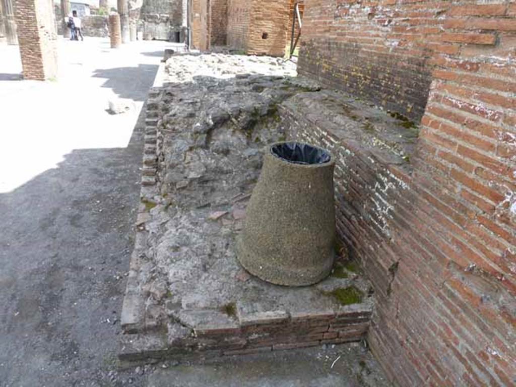 VIII.2.8 Pompeii. May 2010. Entrance approached by two wide steps, looking east.