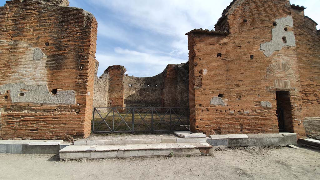 VIII.2.10 Pompeii. October 2020. Looking south through entrance during the year of the pandemic – one way arrows.
Photo courtesy of Klaus Heese.
