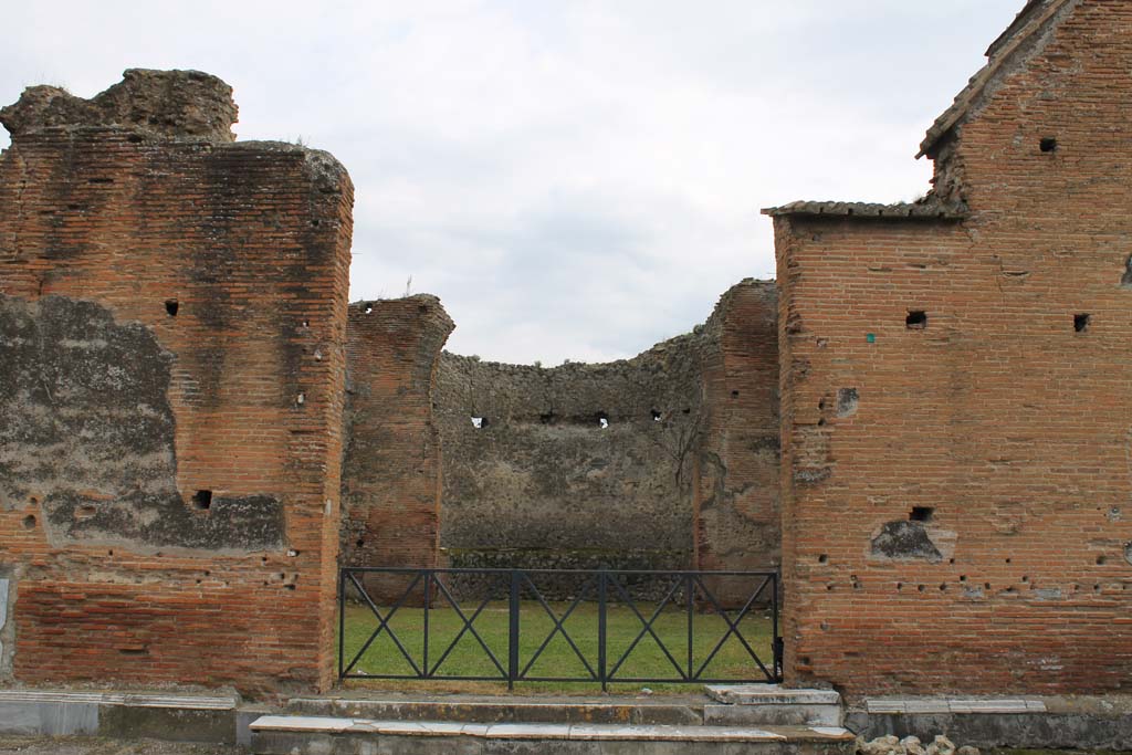 VIII.2.10 Pompeii. March 2014. Looking south through entrance with steps.
Foto Annette Haug, ERC Grant 681269 DÉCOR.

