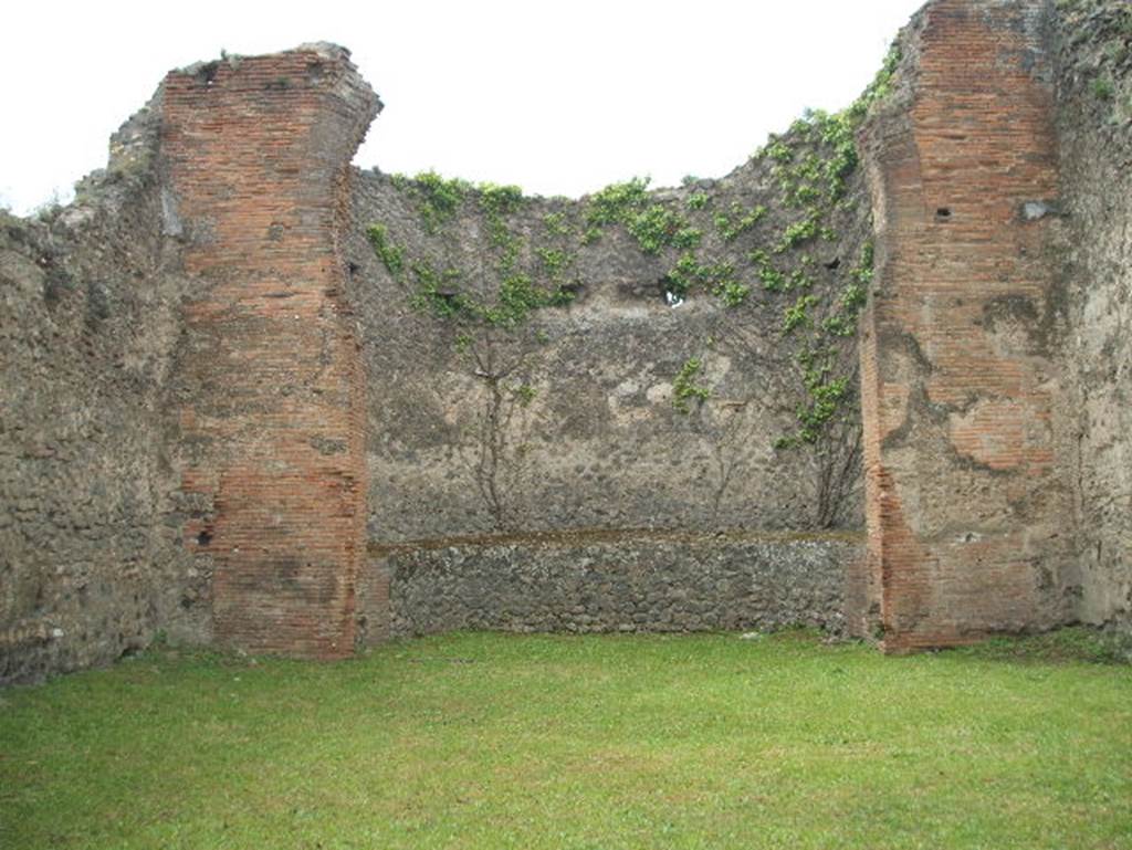 VIII.2.10 Pompeii. May 2005. South wall with remains of large apsidal niche.