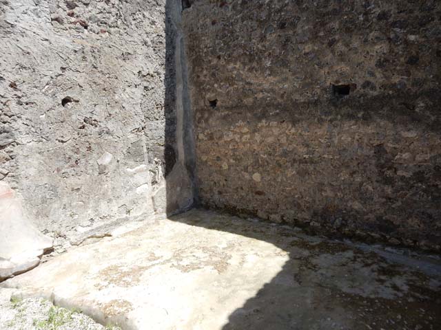 VIII.2.13 Pompeii. May 2018. South-west corner of room in south-east corner of atrium. Photo courtesy of Buzz Ferebee.