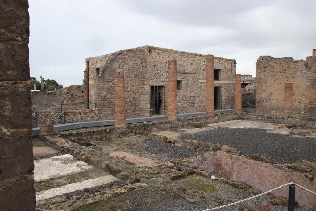 VII.2.13/14/16 Pompeii. October 2020. Looking towards west side of peristyle. Photo courtesy of Klaus Heese.