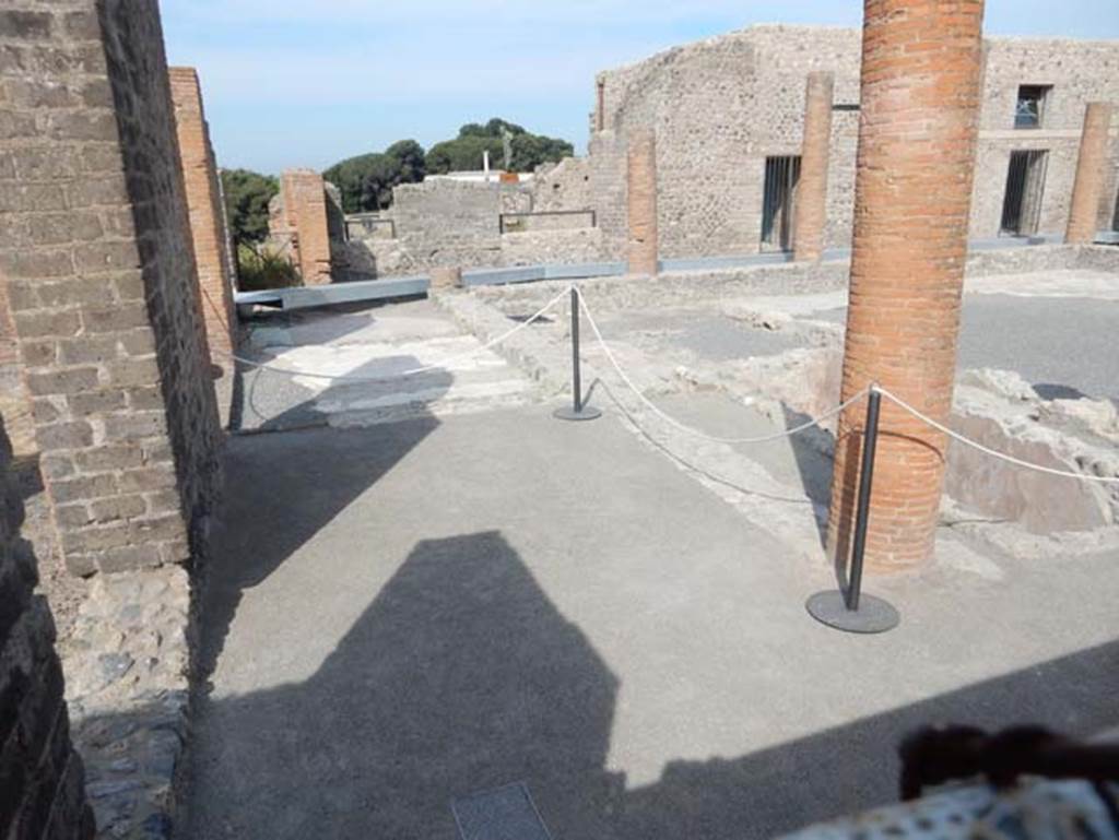 VII.2.14/16 Pompeii. May 2017. Looking west across south portico of peristyle area.
Photo courtesy of Buzz Ferebee.
