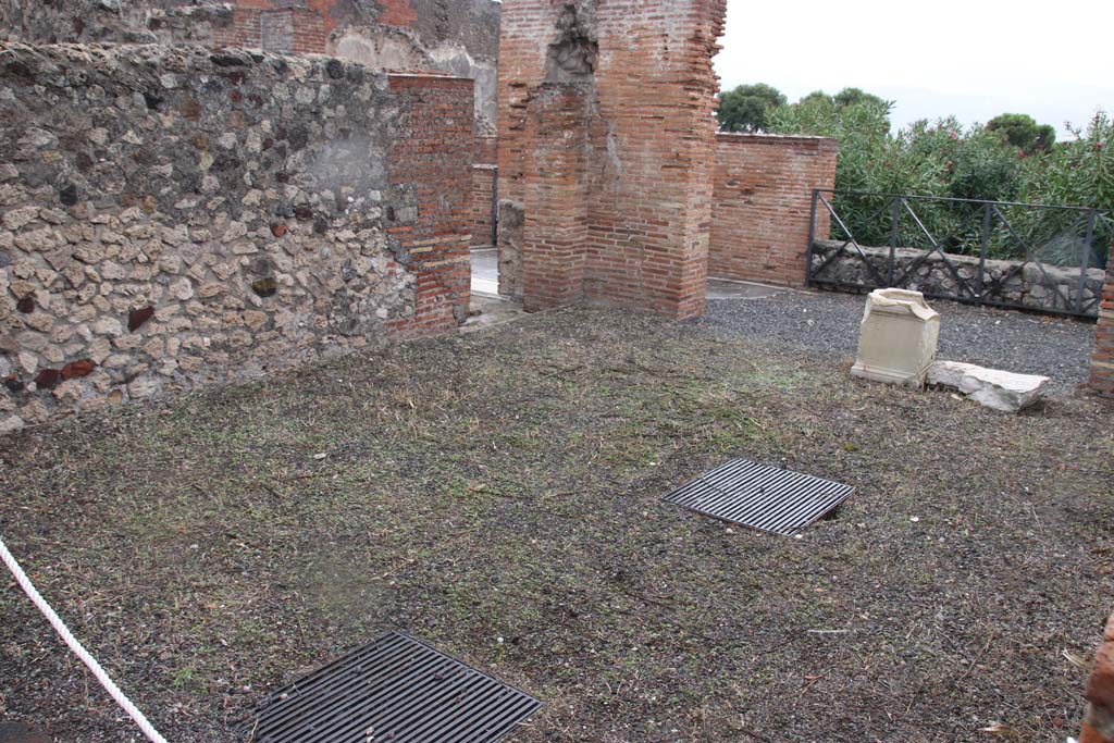 VIII.2.14/16 Pompeii. October 2020. Looking across room on south side of peristyle Photo courtesy of Klaus Heese.