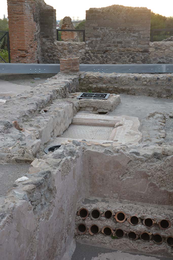 VIII.2.14 Pompeii. November 2017. 
Looking west across south side of peristyle, and across the rectangular pool.
Foto Annette Haug, ERC Grant 681269 DÉCOR.
