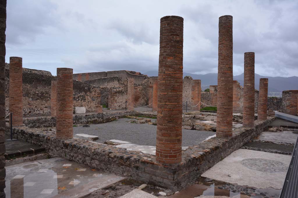  
VIII.2.13/14/16 Pompeii. November 2017. Looking south-east across courtyard/peristyle from north-west corner.
Foto Annette Haug, ERC Grant 681269 DÉCOR.
