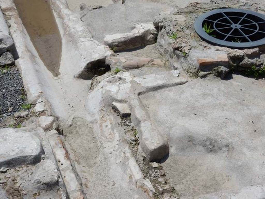 VIII.2.13/14/16 Pompeii. May 2018. Detail from north side, looking west. Photo courtesy of Buzz Ferebee.
