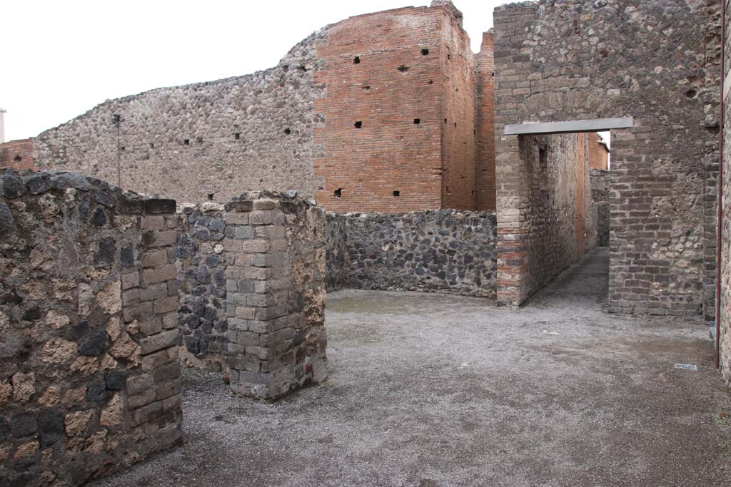 VIII.2.3/5 Pompeii. October 2020. The doorway on the right leads to a corridor behind the north room overlooking VIII.2.14 the Courtyard of the Moray Eels.
This corridor also links to the corridor at VIII.2.7. Photo courtesy of Klaus Heese.
