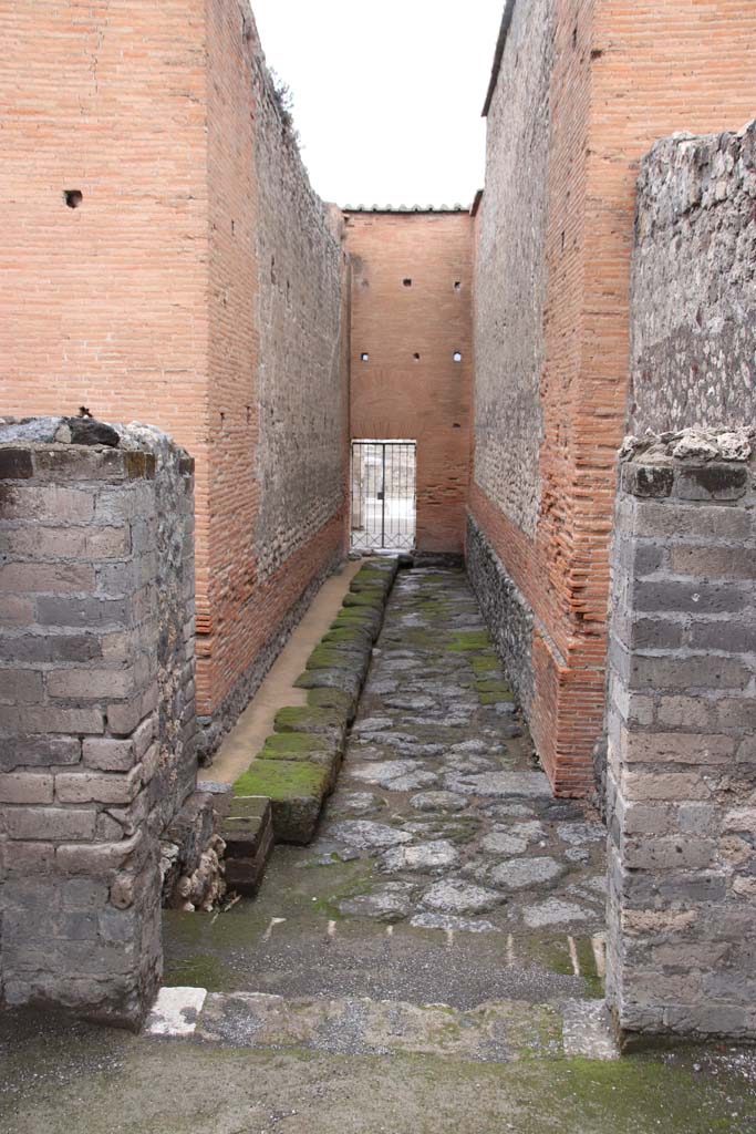 VIII.2.6/7/14 Pompeii. October 2020. Looking north along passageway leading to VIII.2.7 and Forum.
Photo courtesy of Klaus Heese.

