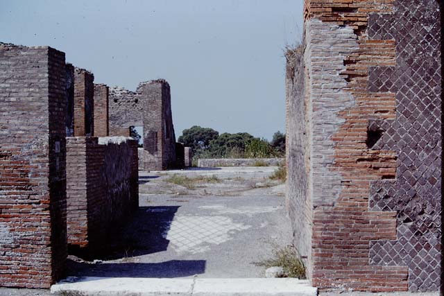 VIII.2.16 Pompeii. December 2018.
Looking west from entrance corridor. Photo courtesy of Aude Durand.
