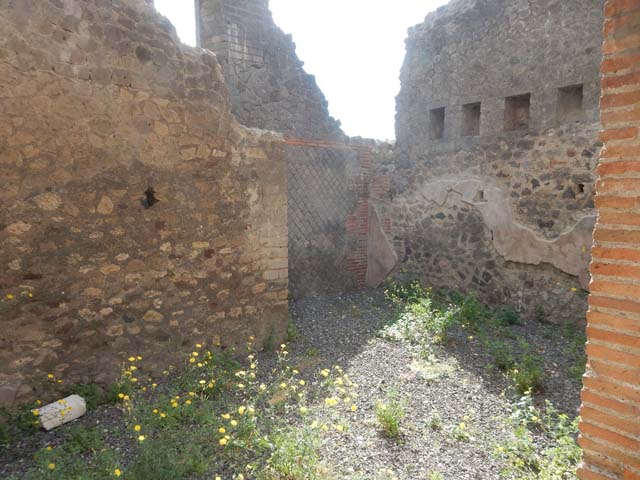 VIII.2.16 Pompeii. May 2018. Threshold of room on south side of entrance corridor. Looking west to atrium. Photo courtesy of Buzz Ferebee.
