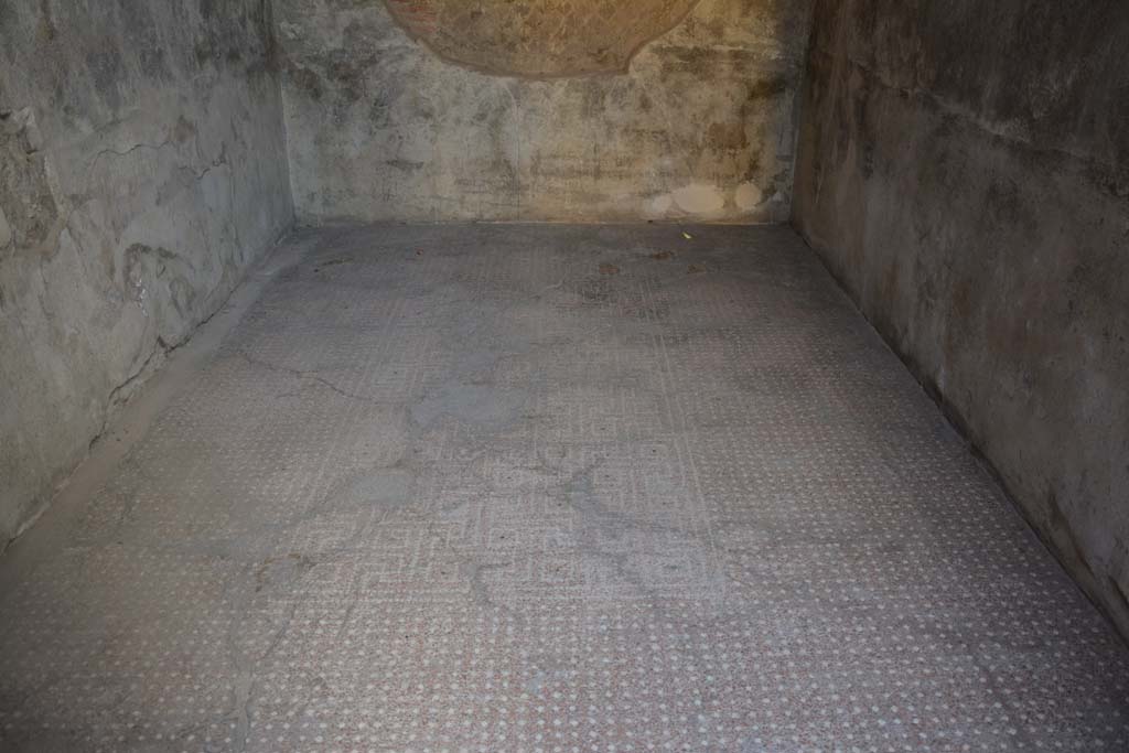 VIII.2.16 Pompeii. November 2017. Looking east across flooring in cubiculum on north side of entrance corridor.
Foto Annette Haug, ERC Grant 681269 DÉCOR.
