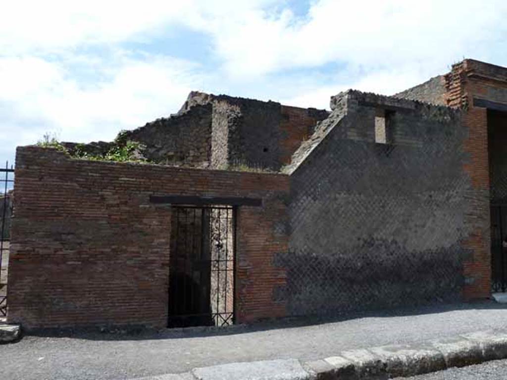 VIII.2.17 Pompeii. May 2010. Looking west to entrance, on Via delle Scuole.