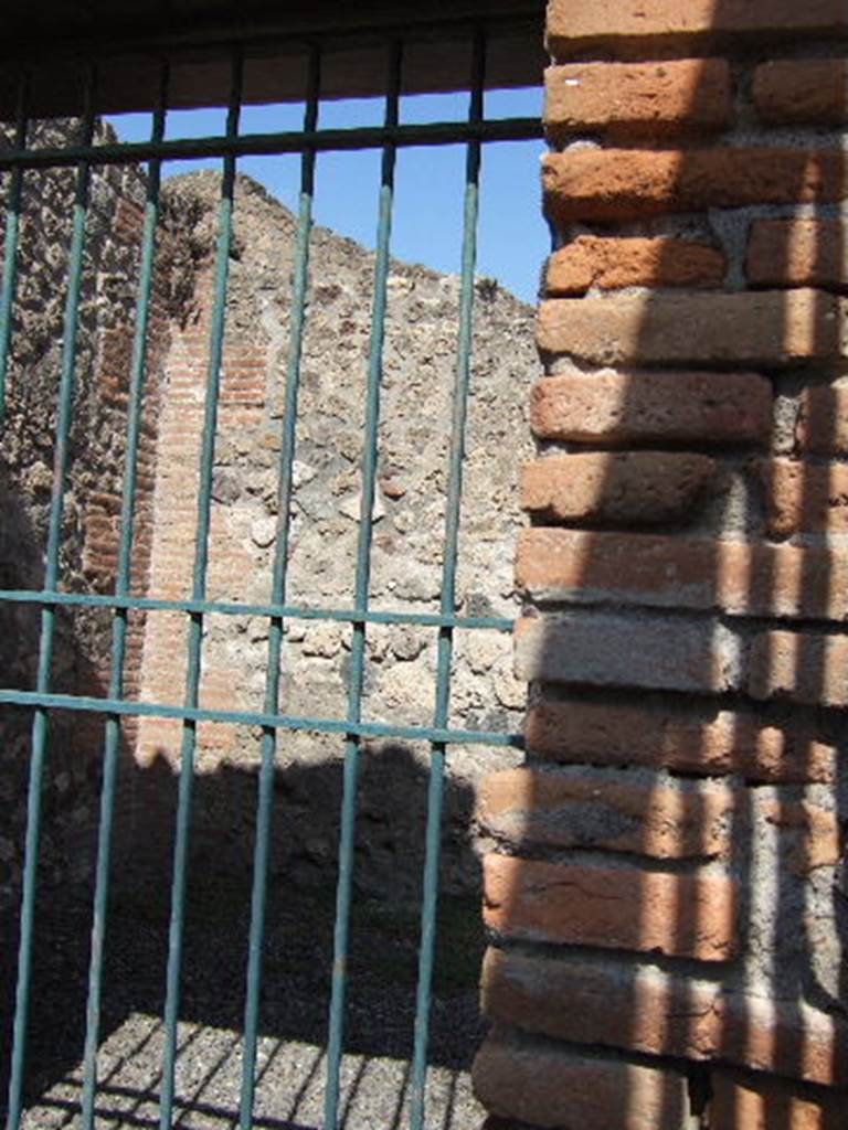 Doorway to VIII.2.19 from VIII.2.20 Pompeii. September 2005.
