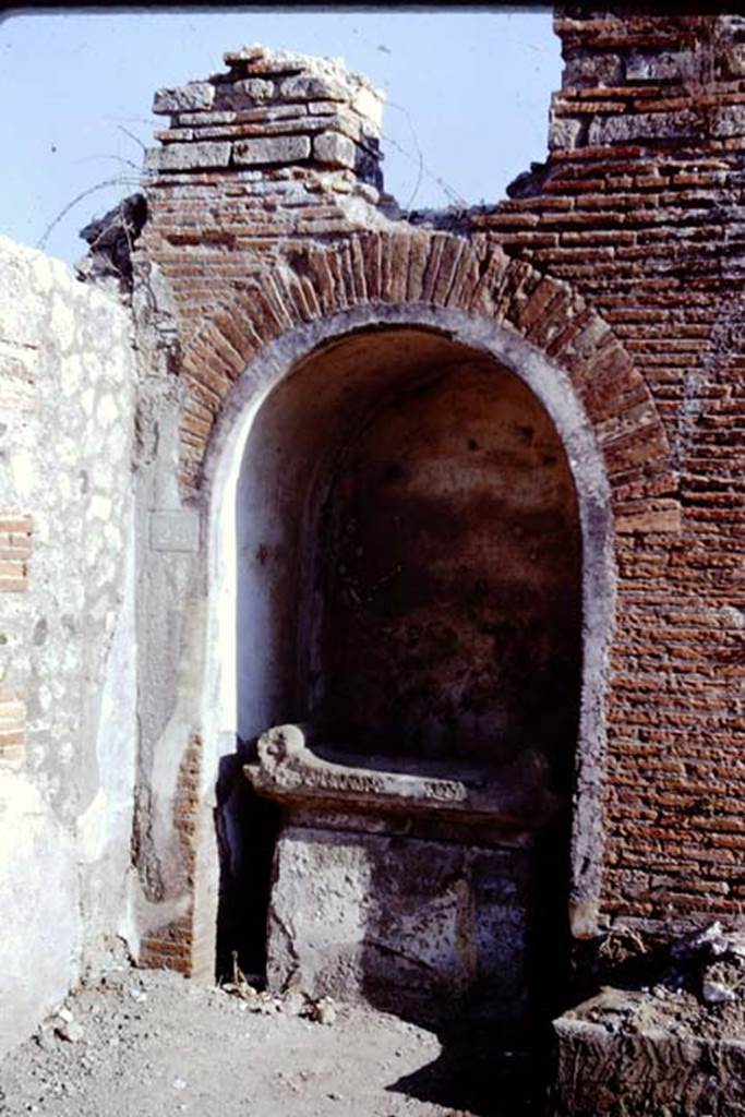 VIII.2.25 Pompeii. 1968. Street altar on south side of Vicolo della Regina. Photo by Stanley A. Jashemski.
Source: The Wilhelmina and Stanley A. Jashemski archive in the University of Maryland Library, Special Collections (See collection page) and made available under the Creative Commons Attribution-Non Commercial License v.4. See Licence and use details.
J68f2333
