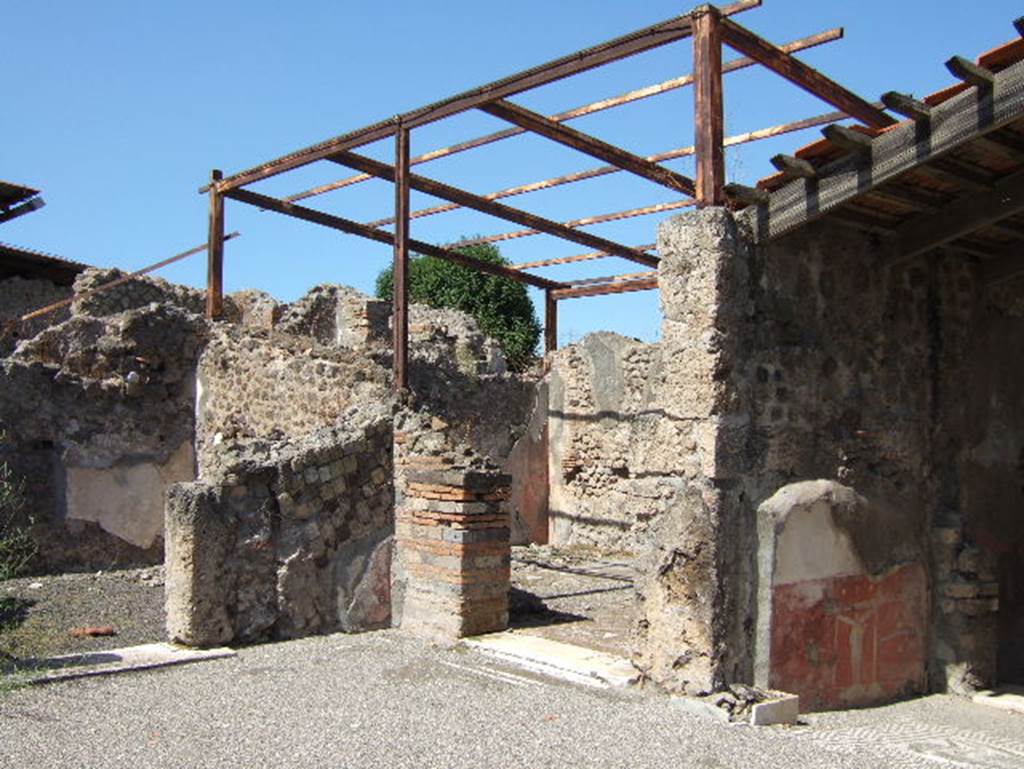 VIII.2.26 Pompeii. September 2005. Doorways to three cubicula and triclinium on the west side of atrium. On the left, room ‘n’, with doorways to cubiculae ‘o’, ‘p’, and ‘q’ (centre right), and triclinium ‘r’, on the right.
