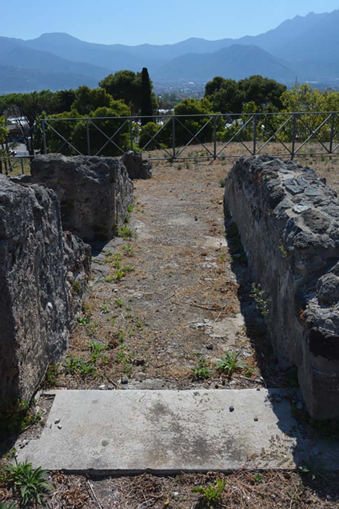 VIII.2.28 Pompeii. March 2019. 
Looking north across doorway threshold between tablinum, on left, and atrium, on right.
Foto Annette Haug, ERC Grant 681269 DÉCOR.
