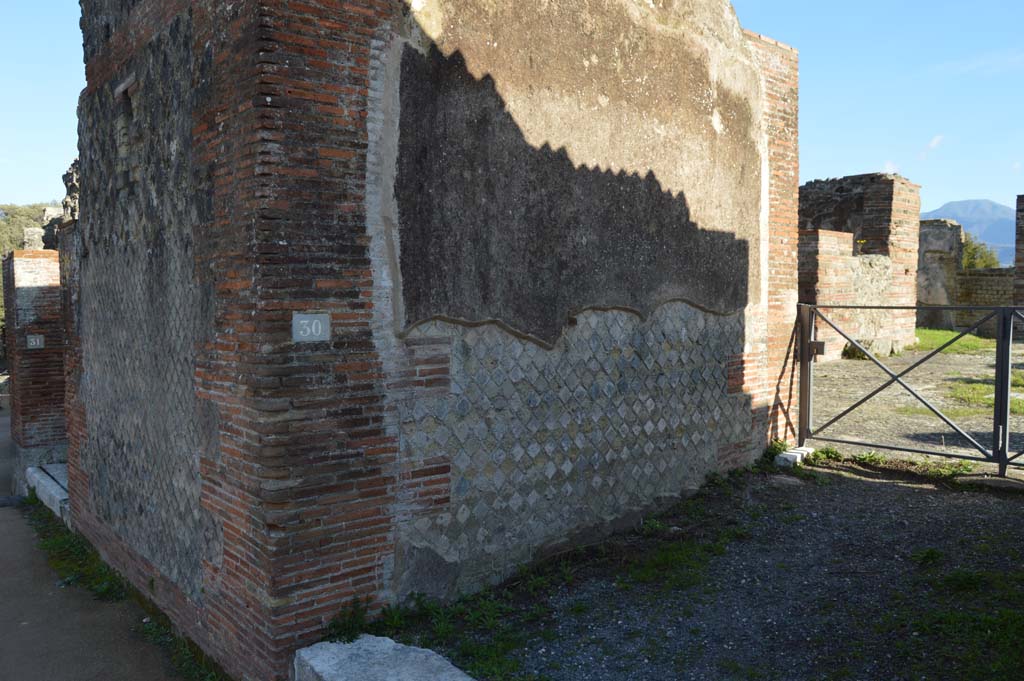 VIII.2.30 Pompeii. March 2018. Entrance doorway, and east side of front wall and vestibule.
Foto Taylor Lauritsen, ERC Grant 681269 DÉCOR.
