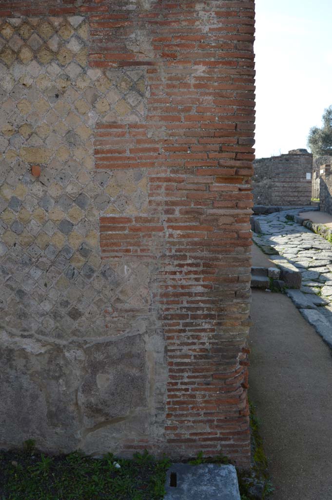 VIII.2.30 Pompeii. March 2018. Looking towards west side of entrance doorway and vestibule. 
Foto Taylor Lauritsen, ERC Grant 681269 DÉCOR.

