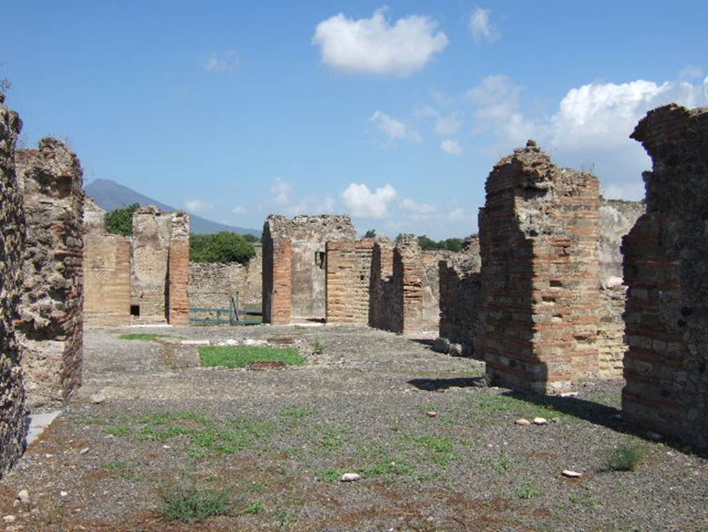 VIII.2.30 Pompeii. September 2005. Looking north across tablinum, towards atrium and entrance doorway. On the right is a doorway leading into the large room on the east of the tablinum.
