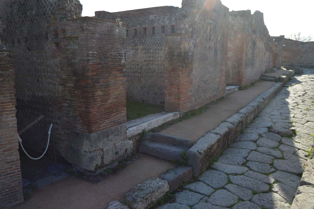 VIII.2.32, on left, Pompeii. March 2018. Looking west on Vicolo della Regina, with VIII.2.31, in centre.
Foto Taylor Lauritsen, ERC Grant 681269 DÉCOR.

