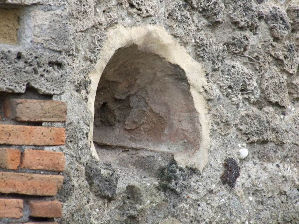 VIII.2.35 Pompeii. May 2006. Niche. According to Boyce, in the east wall of this taberna with thermopolium, was an arched niche. Its walls were coated with red stucco. See Boyce G. K., 1937. Corpus of the Lararia of Pompeii. Rome: MAAR 14. (p.75, no.348) 

