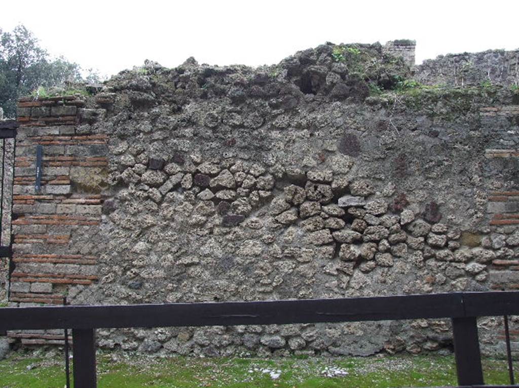 Front wall between VIII.2.39 and VIII.2.38, Pompeii. December 2006.