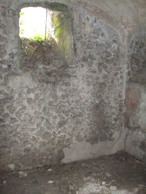 VIII.2.39 Pompeii. May 2006. Room 08. Step down into Frigidarium in doorway.