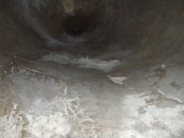 VIII.2.39 Pompeii. May 2006. Room 06, North east corner, with Doorway to Room 05, and small circular area opposite the doorway, in the corridor.
