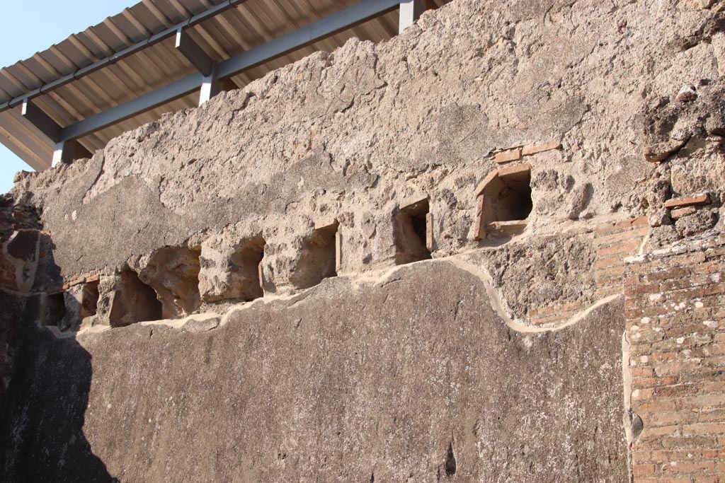 VIII.3.9 Pompeii. October 2022. Upper west wall, detail of holes for beams to support the upper floor. Photo courtesy of Klaus Heese. 
