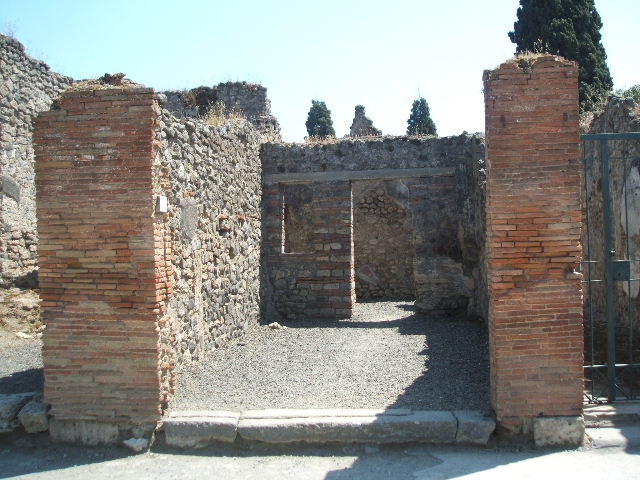 VIII.4.10 Pompeii. December 2007. East wall of shop.