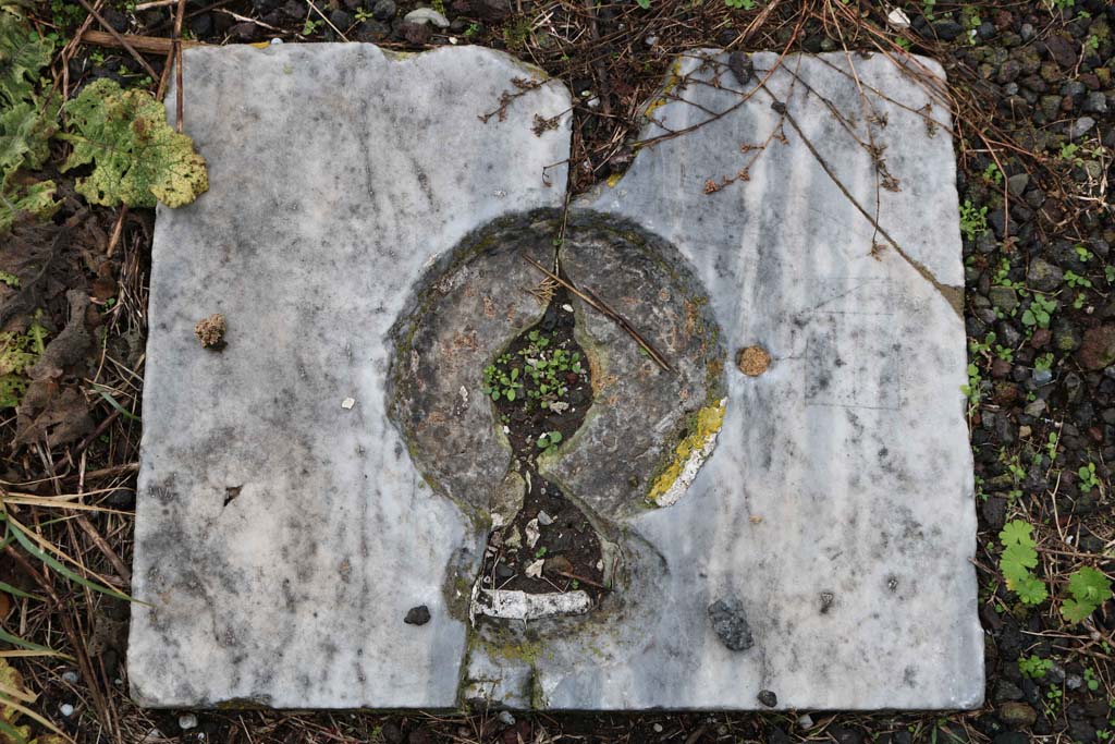 VIII.4.12, Pompeii. December 2018. Marble item from south side of peristyle. Photo courtesy of Aude Durand.