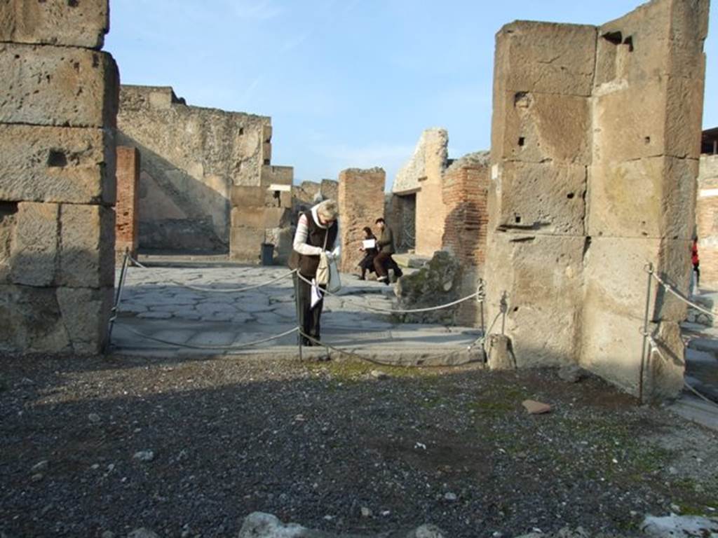 VIII.4.17 Pompeii. December 2007. Looking north from interior of shop onto Via dell Abbondanza.