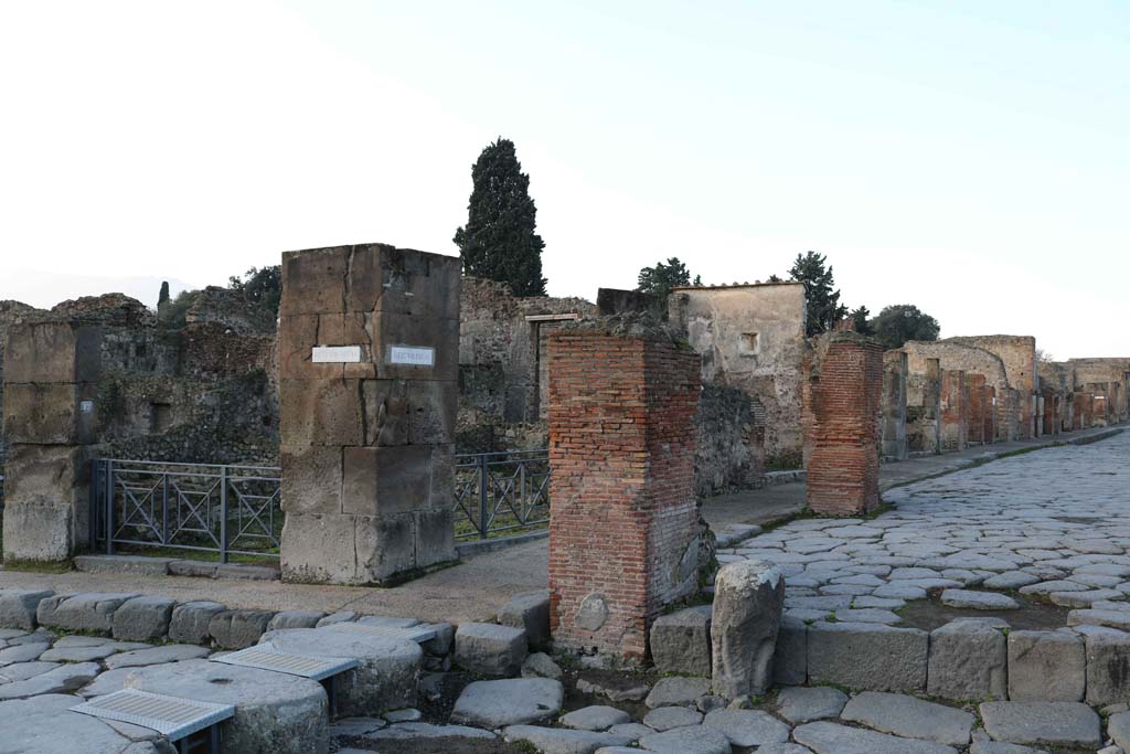 Via Stabiana, on left, with entrance VIII.4.17a, and VIII.4.17, on Via dellAbbondanza, in centre. December 2018. 
Looking west from Holconius crossroads. Photo courtesy of Aude Durand
