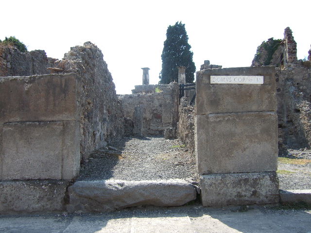 VIII.4.23 Pompeii. December 2004. Entrance. Found in April 1853, painted in red on the pilaster, on the left, between VIII.4.23 and 24, was –
C(eium)  S(ecundum)  II vir(um)  i(ure)  [d(icundo)]
o(ro)  v(os)  f(aciatis)   [CIL IV 1000]
See Pagano, M. and Prisciandaro, R., 2006. Studio sulle provenienze degli oggetti rinvenuti negli scavi borbonici del regno di Napoli.  Naples : Nicola Longobardi. (p.168) 
