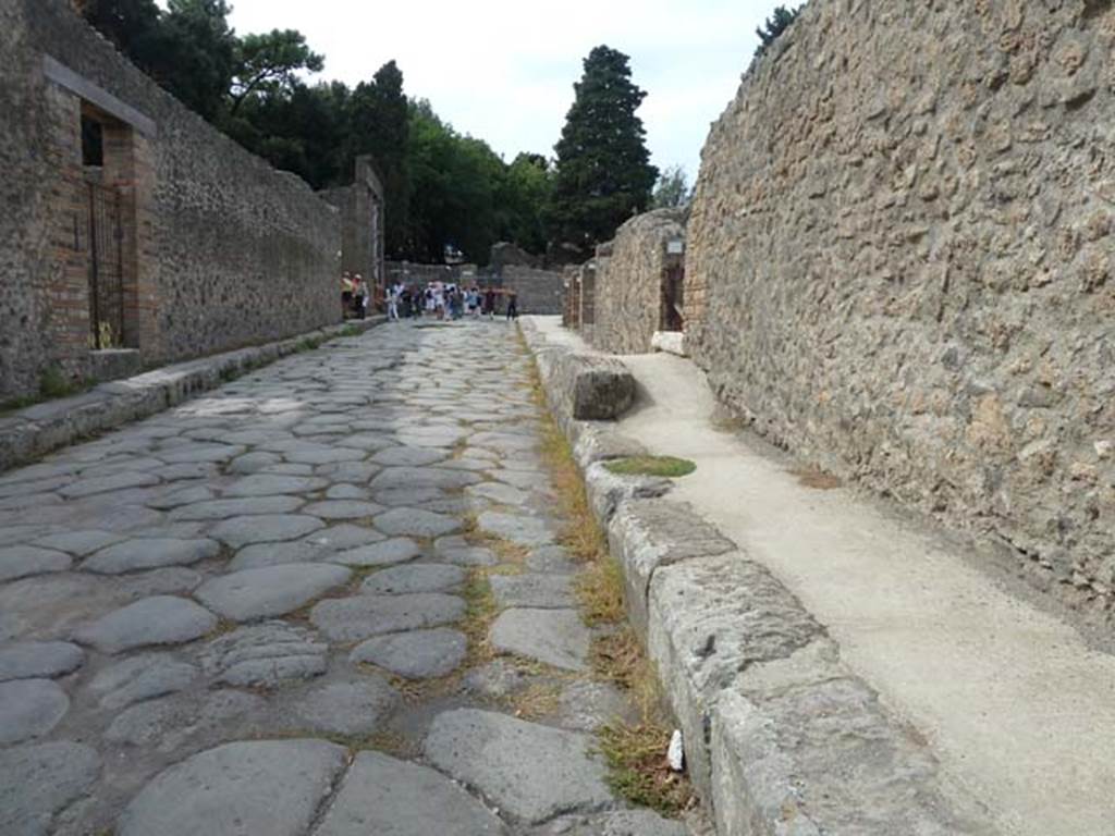 VIII.4.34 Pompeii, centre right, September 2015. Looking west along north side of Via del Tempio dIside.