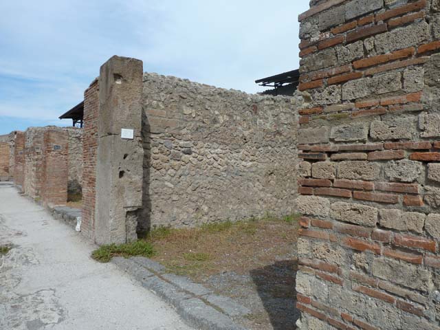 VIII.4.50 Pompeii. December 2007. North wall of shop and rear room.