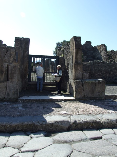 VIII.5.2, Pompeii. November 1966. Looking south from entrance doorway. Photo courtesy of Rick Bauer.

