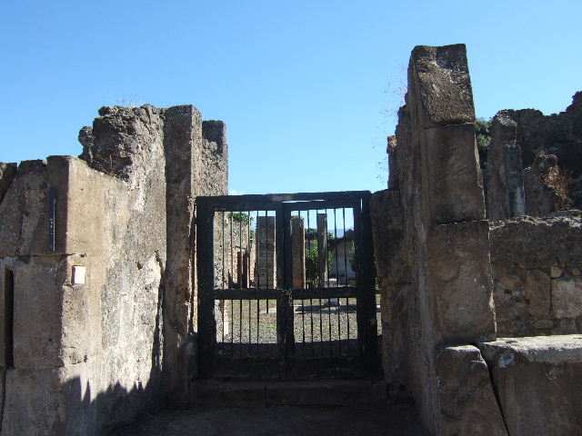 VIII.5.2 Pompeii.  May 2005. Room 1. Atrium.  Impluvium.