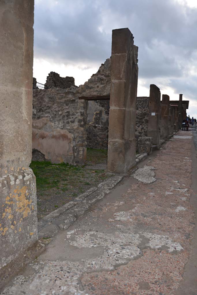 VIII.5.7 Pompeii. October 2017. 
Looking west from front of shop along south side of Via dell’Abbondanza.
Foto Annette Haug, ERC Grant 681269 DÉCOR.
